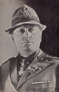 Album "Duce": Benito Mussolini in Uniform der Miliz (s/w Foto)