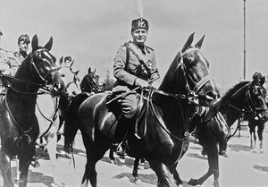 Album "Duce": Benito Mussolini zu Pferd mit seinem Gefolge in Rom von Pandimiglio Pandimiglio