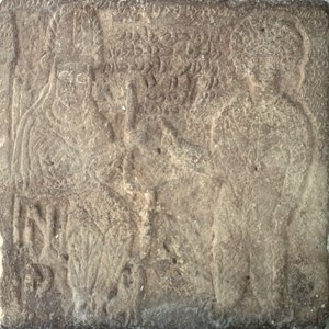 Seltene Stele, die Artabanus V., den letzten parthischen König, zeigt, wie er Khwasak, den Satrapen von Susa, einsetzt: Er überreicht ihm einen Ring als Zeichen seiner Autorität, aus Susa, Iran, 14. September 215 n. Chr.