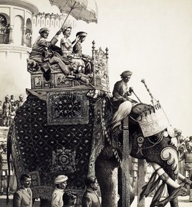 Königin Elizabeth II. auf einem Elefanten