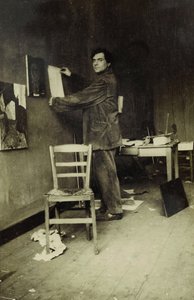Amedeo Modigliani in seinem Atelier, ca. 1915 (s/w Foto)