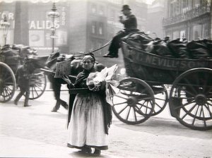 Eine weibliche Zeitungsverkäuferin, London, ca. 1890er