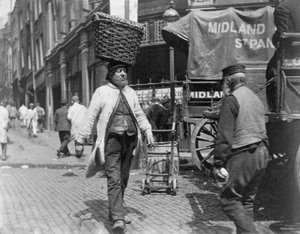 Fischträger auf dem Billingsgate-Markt, London, 1893