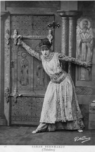 Henriette Rosine Bernard alias Sarah Bernhardt (1844-1923) in einer Szene aus „Théodora“, Stück von Victorien Sardou, 1884 (s/w Foto) von Paul Nadar