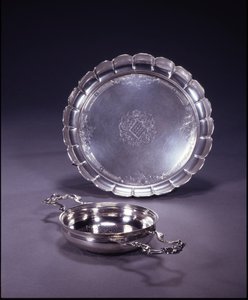 George II Orangenfilter, runde Schale mit zwei durchbrochenen Muschel- und Rollengriffen von Paul de Lamerie