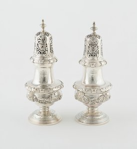 Paar Streuer, London, 1732-43 von Paul de Lamerie