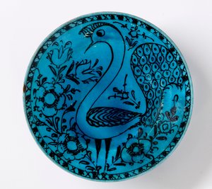 Eine persische Keramikschale aus dem 19. Jahrhundert, die einen Pfau auf einem türkisfarbenen Hintergrund darstellt von Persian School