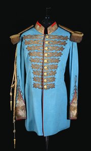 Eine persische Hofuniform aus puderblauem Wollstoff, bestickt mit Goldfaden, goldene Bullion-Epauletten, gefüttert mit scharlachrotem Satin von Persian School