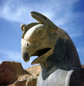 Ein Greif, legendäre Kreatur halb Adler, halb Löwe. Säule der Apadana, großer Gerichtssaal, gekrönt von diesen Kapitellen, Palast von Darius I., Persepolis, Iran