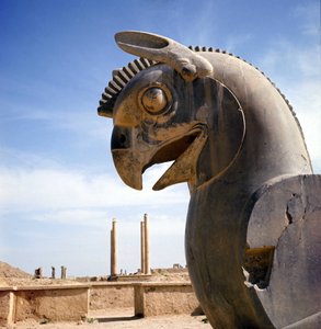 Ein Greif, legendäre Kreatur halb Adler, halb Löwe. Säule der Apadana, großer Gerichtssaal, gekrönt von diesen Kapitellen, Palast von Darius I., Persepolis, Iran.