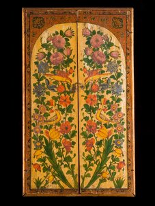 Ein großer Qadjar-Polychrom-Lackspiegel, mit geschlossenen Türen, die die dekorierten Paneele zeigen von Persian School
