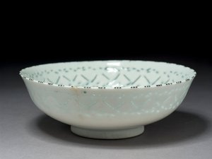 Gombroon Schale, Iran, Safawiden-Periode (Steinpaste mit durchbrochener Dekoration und schwarzer Unterglasur) von Persian School