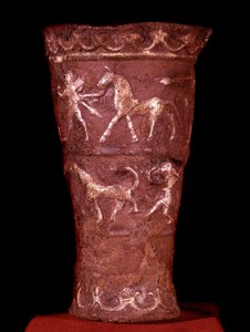 Persische Kunst: Silberbecher mit Gold eingelegt aus Hassanlu, 9. Jahrhundert v. Chr. Kampfszenen oben und Jagdszenen unten. Teheran, Archäologisches Museum