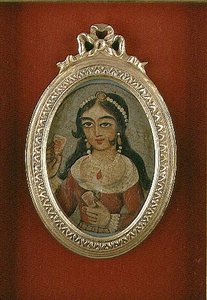 Qajar-Büstenrundel, das eine geschmückte Frau darstellt von Persian School