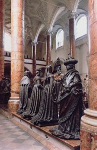 Grab von Maximilian I. (1459-1519) Ansicht von vier Bronzefiguren von Trauernden, möglicherweise Vorfahren, Verwandte oder Zeitgenossen, das Design wird Gilg Sesselschreiber zugeschrieben von Peter (workshop of) Vischer