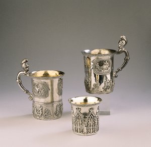 Zwei Tassen, 1830 und 1795, und ein Becher