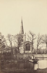 Kirche von einem Flussufer