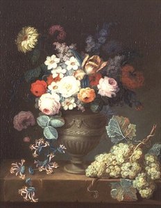 Stillleben mit Blumen in einer klassischen Vase und einer Traube