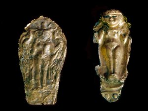 Phönizische Kunst: Zwei goldene Statuetten, links die Göttin Ishtar (Inanna oder Astarte) auf einer Platte, rechts eine Fruchtbarkeitsgöttin mit erhobenen Armen vom Fundort Tink El Beida, Syrien. 15. bis 12. Jahrhundert v. Chr. Paris, Louvre