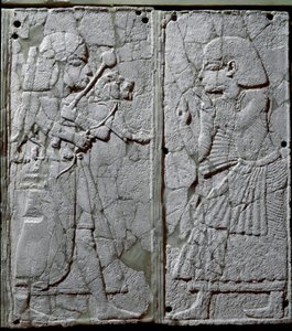 Phönizische Zivilisation: Bettverzierung mit einem Elfenbeinrelief, das einen Wächter zeigt, der dem König einen Löwen präsentiert von Phoenician