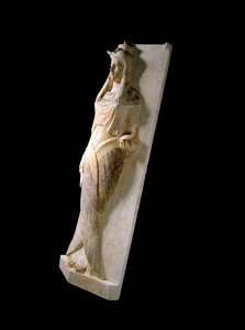Phönizische Zivilisation: Sarkophagdeckel aus Marmor, der die Darstellung einer liegenden Frau zeigt. 4.-3. Jahrhundert v. Chr. Cartagena, Museum Spanien. von Phoenician