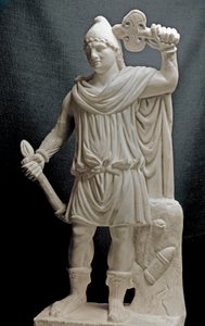 Zivilisation der Phönizier: Mithrische Gottheit mit Fackel und Doppelaxt. 2. oder 3. Jahrhundert n. Chr. Marmorskulptur. Dim. 87 cm. Paris, Louvre Museum von Phoenician Phoenician