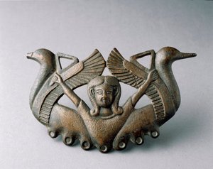 Phönizische Kunst: Darstellung der Göttin Astarte. Sie ist von zwei abhebenden Vögeln umgeben. Bronzeskulptur des 6. Jahrhunderts v. Chr. Aus Sevilla. Dim. 16 cm Sevilla, Archäologisches Museum