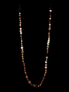 Phönizische Zivilisation: Halskette aus Gold, Silber, Karneol und Glas. Dim. 97 cm. 6. Jahrhundert v. Chr. Museum von Cartagena, Spanien von Phoenician School