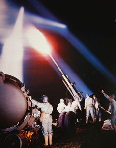 Amerikanische Flugabwehrartillerie und Suchscheinwerfer-Einheiten in Großbritannien während des Zweiten Weltkriegs von Photographer American