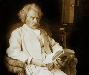 Mark Twain (Samuel Langhorne Clemens 1835-1910) amerikanischer Schriftsteller, hier lesend, ca. 1910