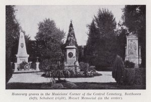 Ehrengräber in der Musiker-Ecke des Zentralfriedhofs, Beethoven (links), Schubert (rechts), Mozart-Denkmal (in der Mitte)