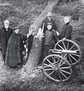 Hiram Maxim demonstriert die Kraft seiner Waffe chinesischen Regierungsbeamten von Photographer English