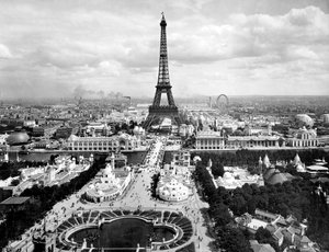 Blick auf den Champs de Mars und den Eiffelturm, Pariser Weltausstellung von Photographer French