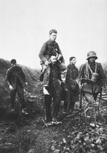 Ein deutscher Infanteriesoldat mit verletztem Bein wird von englischen Kriegsgefangenen aus der Schlacht getragen von Photographer German
