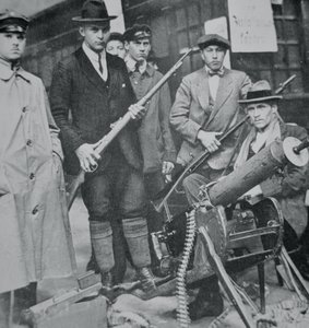 Eine Gruppe von Aufständischen besetzt den Münchner Bahnhof von Photographer German