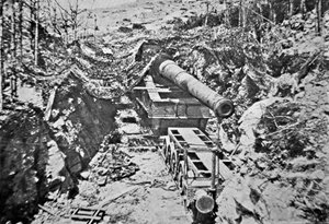 Dicke Bertha, eines von mehreren riesigen deutschen Geschützen auf Schienen während des Ersten Weltkriegs