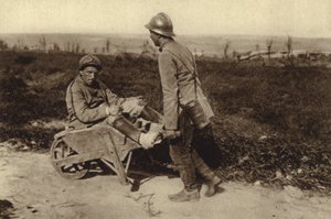 Gefangener französischer Soldat transportiert seinen verwundeten Kameraden in einer Schubkarre, Erster Weltkrieg