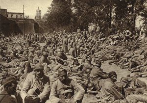 Sammelstelle in der Zitadelle von Laon, Frankreich, für französische Gefangene, die in der deutschen Frühjahrsoffensive im Ersten Weltkrieg gefangen genommen wurden von Photographer German