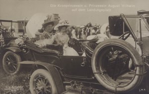 Kronprinzessin Cecilie und Prinzessin August Wilhelm von Deutschland auf einem Zeppelin-Landeplatz von Photographer German