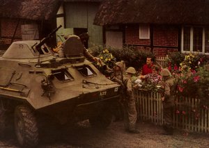 Während einer Rast auf einem Marsch werden die Soldaten der Nationalen Volksarmee von den Einwohnern herzlich empfangen von Photographer German