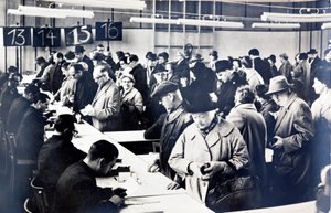 Ostdeutsche Bürger stehen Schlange, um Genehmigungen zu erhalten, um Verwandte im Westen zu besuchen von Photographer German