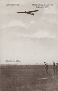 Der französische Flieger Hubert Latham fliegt über den Flugplatz Tempelhof, Berlin, September 1909 von Photographer German