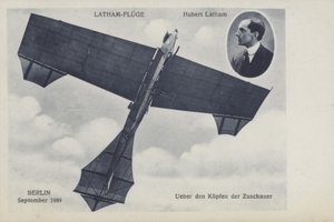 Der französische Flieger Hubert Latham über Berlin, September 1909 von Photographer German