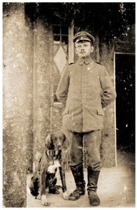 Deutscher Armeefeldwebel mit einem Hund