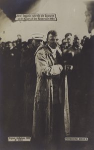 Deutscher Luftschiffkonstrukteur Graf Ferdinand von Zeppelin schreibt eine Nachricht an den Kaiser auf den Rücken seines Neffen von Photographer German