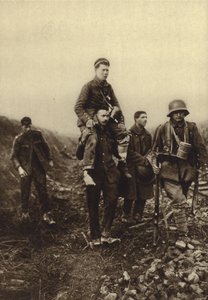 Deutscher Infanterist mit Beinwunde, der von britischen Gefangenen vom Schlachtfeld getragen wird, Erster Weltkrieg von Photographer German