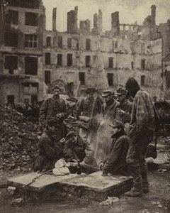 Deutsche Kriegsgefangene aus sowjetischer Gefangenschaft entlassen inmitten der Ruinen Berlins von Photographer German
