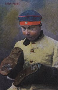 Deutscher Soldat betrachtet die Sohlen seiner Stiefel von Photographer German