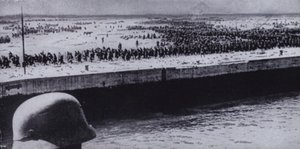 Deutscher Soldat überwacht alliierte Gefangene am Strand von Dünkirchen, Frankreich, Zweiter Weltkrieg, Juni 1940 von Photographer German