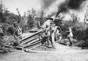 Deutsche Soldaten feuern eine schwere Kanone (s/w-Foto)
